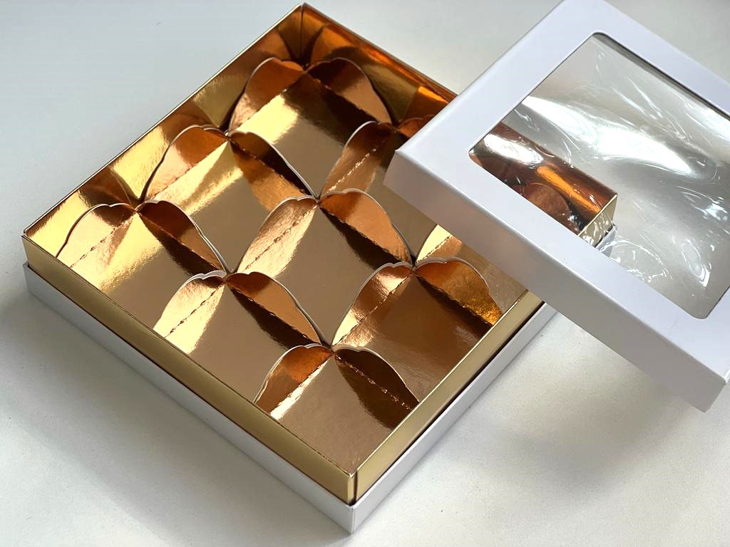 Коробка для моти 9шт ПРЕМИУМ с БОЛЬШИМ окном 180*180*45 мм РУ. (белая/золото)