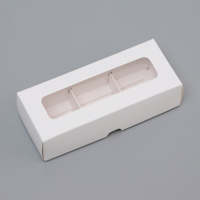 Коробка под 3 конфеты с окном 13x5x3,3 см, белая